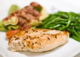 La pechuga de pollo al horno está en el menú para quienes quieren reducir el colesterol y adelgazar