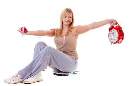 Una chica que quiere adelgazar come sano y según un régimen