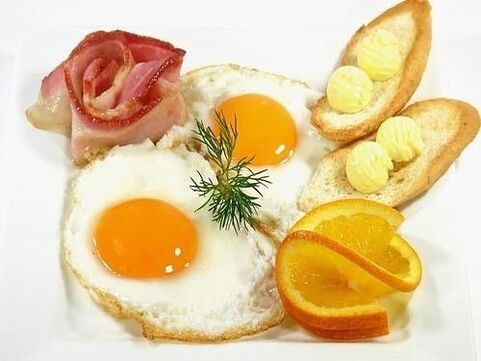 Huevos fritos con tocino como alimento prohibido contra la gastritis