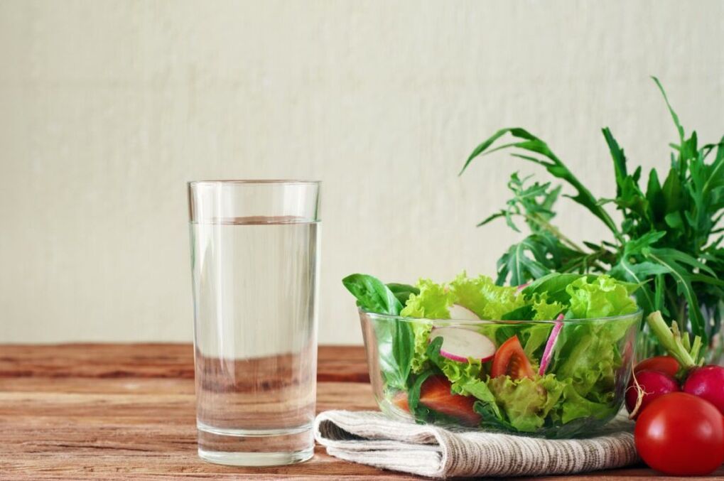 El agua antes de las comidas es la esencia de la dieta perezosa. 